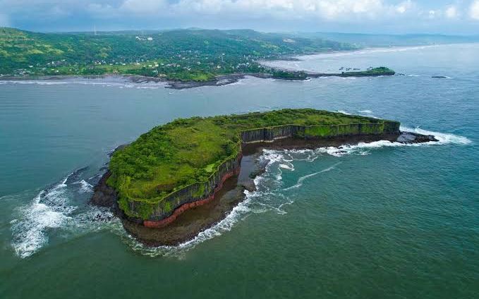 Suvarnadurg sea fort off Harnai near Dapoli